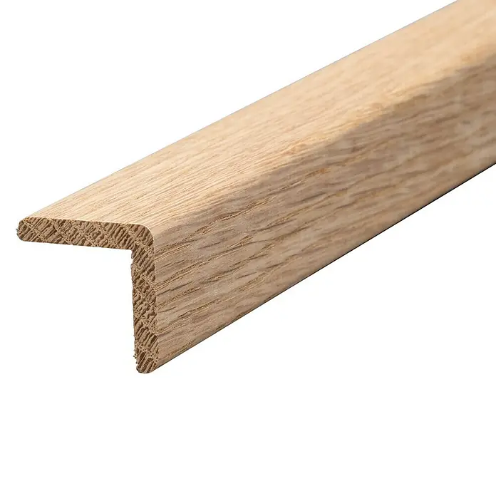 Winkelleiste - 242 x 2,7 x 2,7 cm, Eiche - Ein Detailaufnahme einer hellen, hölzernen Treppenkantenprofilleiste vor einem schwarzen Hintergrund, die die Maserung und Form hervorhebt.