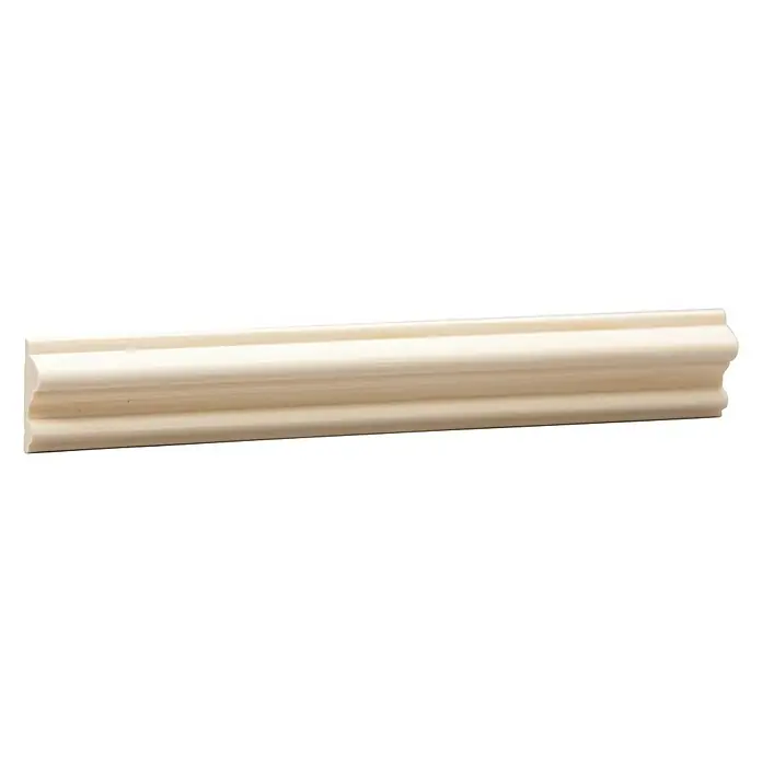 Profilleiste - 240 x 1,1 x 3 cm, Kiefer - Nahaufnahme einer langen, unbehandelten Holzleiste mit abgerundeten Kanten, ideal für DIY-Projekte und zur individuellen Gestaltung von Wohnräumen.