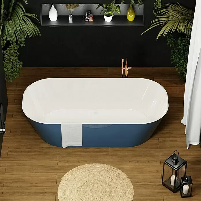 Camargue Freistehende Badewanne Torino - L x B: 170 x 80 cm, Sanitäracryl, Blau/Weiß - Eine ovale freistehende Badewanne mit weißer Innenseite und tiefblauer Außenseite auf einem warmen Holzboden in einem modernen Badezimmer.