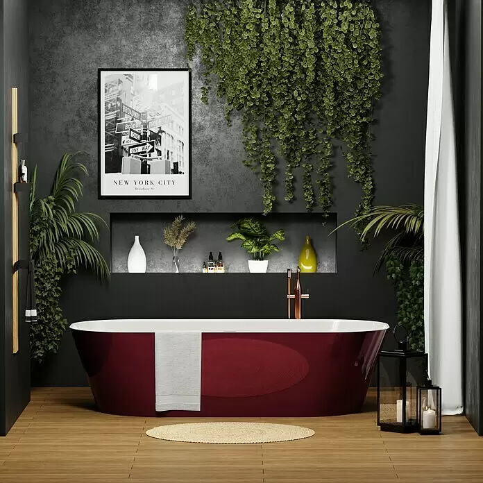 Camargue Freistehende Badewanne Torino - L x B: 170 x 80 cm, Sanitäracryl, Bordeaux/Weiß - Eine tiefrote freistehende Badewanne in einem modernen Badezimmer, umgeben von üppigen Grünpflanzen und dunklen Texturwänden.