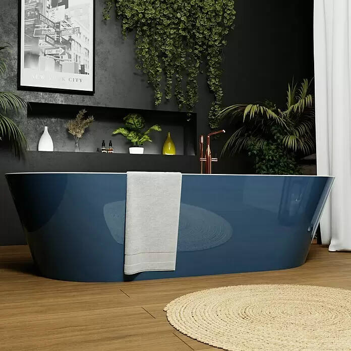Camargue Freistehende Badewanne Torino - L x B: 170 x 80 cm, Sanitäracryl, Blau/Weiß - Dunkelblaue, freistehende Badewanne in einem modernen Badezimmer mit Pflanzen und Holzboden.