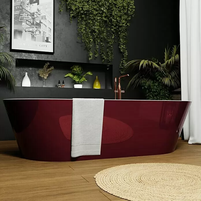 Camargue Freistehende Badewanne Torino - L x B: 170 x 80 cm, Sanitäracryl, Bordeaux/Weiß - Glänzende, tiefmaroonfarbene freistehende Badewanne mit hellem grauen Handtuch, in modernem Badezimmer.