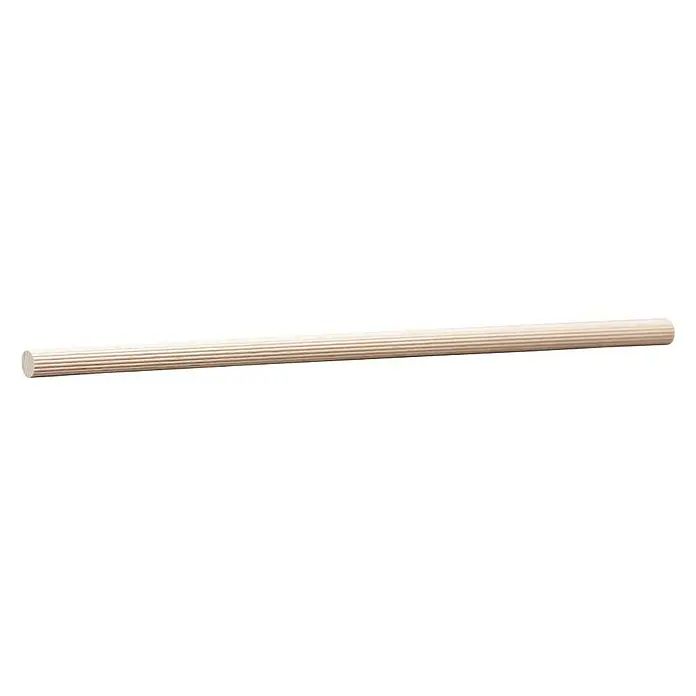 Rundstab I - Ø x L: 8 mm x 1 m, Buche, Gerillt - Detailaufnahme einer geriffelten, hellen Holzstange vor schwarzem Hintergrund. Ideal für DIY-Projekte und Dekorationen.