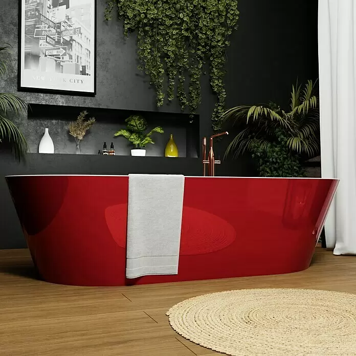 Camargue Freistehende Badewanne Torino - L x B: 170 x 80 cm, Sanitäracryl, Rot/Weiß - Eine auffällige glänzende rote freistehende Badewanne mit Kupferarmatur, hellem Handtuch und rundem Teppich auf Holzboden in einem stilvollen Badezimmer.