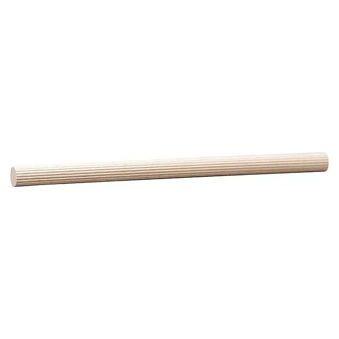 Rundstab I - Ø x L: 12 mm x 1 m, Buche, Gerillt - Detailaufnahme einer geriffelten Holzstange, ideal für Bastelprojekte und Dekorationen. Das Holz ist hell und hat eine feine Maserung.