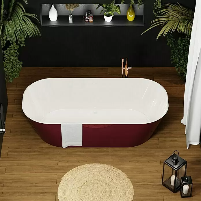 Camargue Freistehende Badewanne Torino - L x B: 170 x 80 cm, Sanitäracryl, Bordeaux/Weiß - Eine moderne, freistehende Badewanne mit tiefrotem Äußeren und weißem Inneren in einem Spa-ähnlichen Badezimmer.