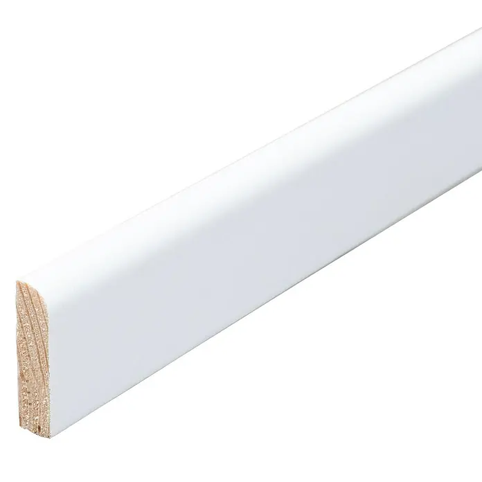 Sockelleiste - 240 x 0,6 x 2,3 cm, Nadelholz - Nahaufnahme einer weißen Fußleiste aus Holz, ideal für Innenausbauprojekte und zur Akzentuierung von Bodenübergängen.