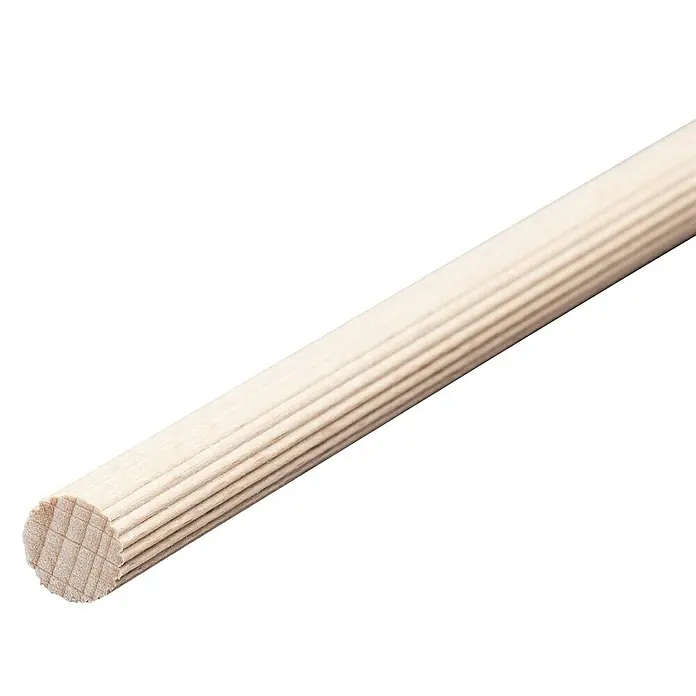 Rundstab I - Ø x L: 12 mm x 1 m, Buche, Gerillt - Nahaufnahme eines geriffelten Rundholzstabs aus hellem Holz, der sich diagonal über einen schwarzen Hintergrund erstreckt.
