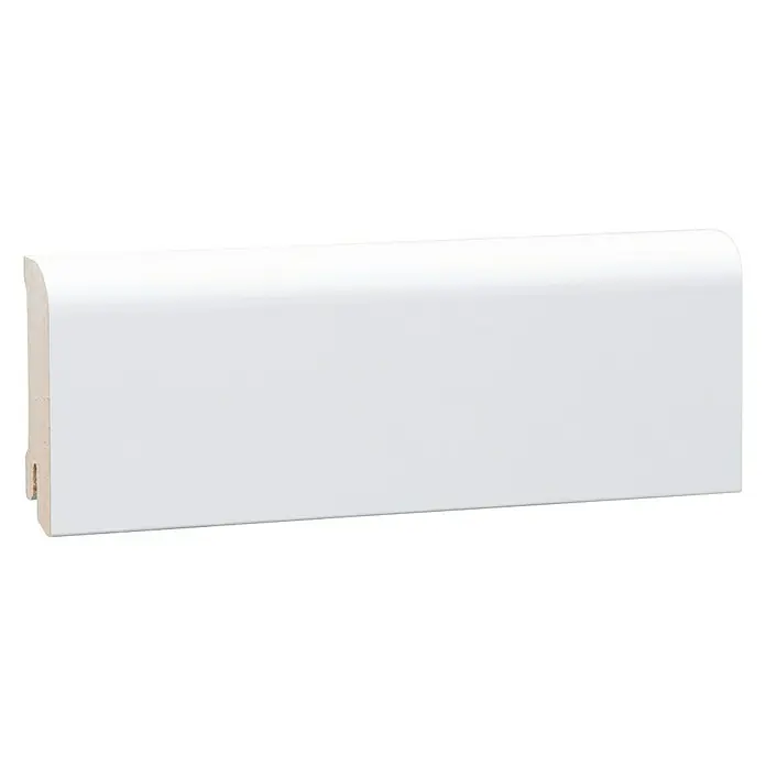 Sockelleiste - 244 x 1,8 x 5,8 cm, MDF, Weiß, Lackiert - Nahaufnahme einer weißen Fußleiste, die eine saubere und moderne Ästhetik für jeden Raum bietet und sich leicht anbringen lässt.