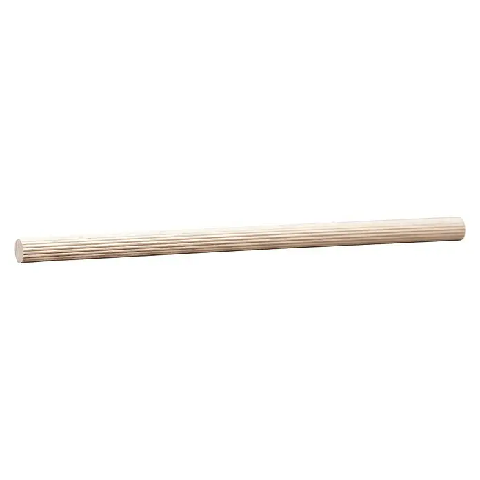 Rundstab I - Ø x L: 10 mm x 1 m, Buche, Gerillt - Ein länglicher, gerillter Rundstab aus hellem Holz liegt vor einem schwarzen Hintergrund. Das Holz wirkt natürlich und schlicht.