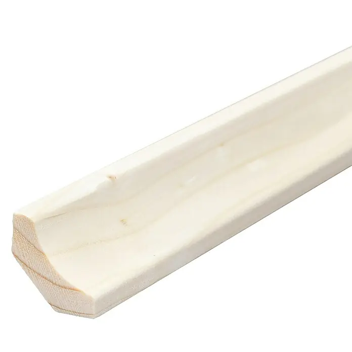 Hohlkehlleiste - 240 x 2,2 x 2,2 cm, Fichte - Nahaufnahme einer unbehandelten Viertelstab-Holzleiste, ideal für Innenausbau und DIY-Projekte, mit sichtbarer Holzmaserung vor schwarzem Hintergrund.