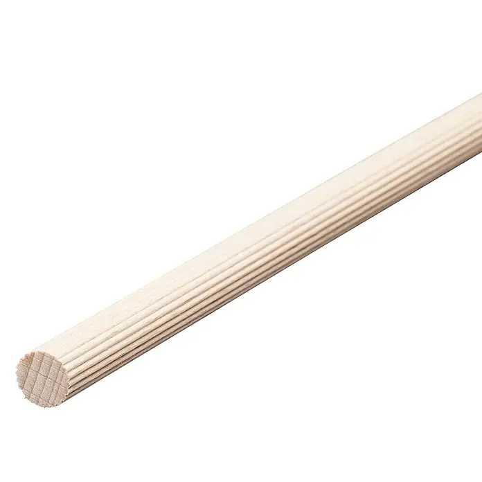 Rundstab I - Ø x L: 8 mm x 1 m, Buche, Gerillt - Ein geriffelter Rundholzstab aus hellem Holz vor schwarzem Hintergrund, perfekt für DIY-Projekte und Modellbau.