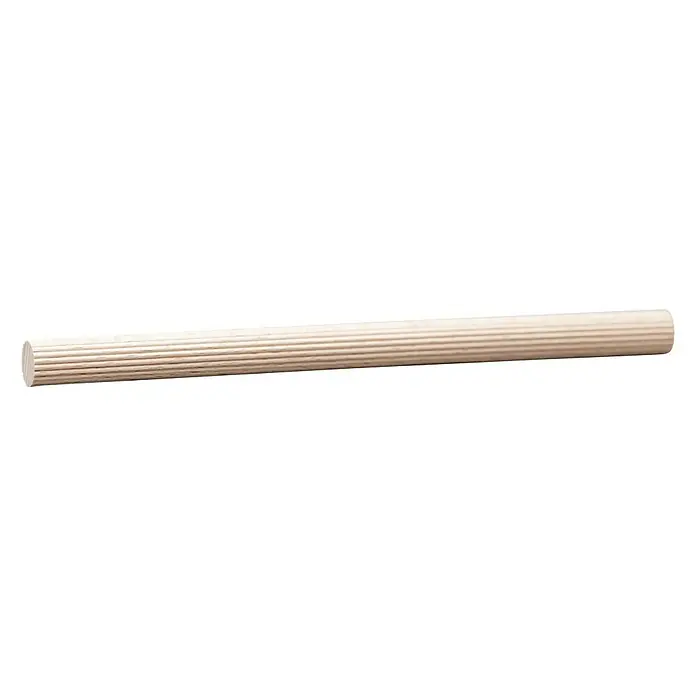 Rundstab I - Ø x L: 14 mm x 1 m, Buche, Gerillt - Detailaufnahme einer Holzrundstange mit feinen Rillen auf schwarzem Hintergrund, ideal für Bastelarbeiten.