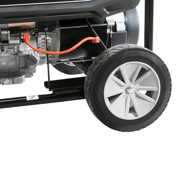 Güde Stromerzeuger GSE 8701 RS - 3,5 kW - 7,8 kW, Tankvolumen: 25 l, Verbrauch: 4,2 l/h - Detailaufnahme eines tragbaren Stromgenerators mit Rad und Motor. Das Gerät ist robust gebaut und für den mobilen Einsatz konzipiert.