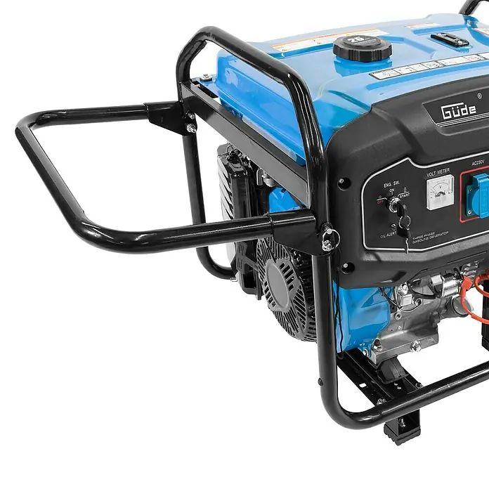 Güde Stromerzeuger GSE 8701 RS - 3,5 kW - 7,8 kW, Tankvolumen: 25 l, Verbrauch: 4,2 l/h - Nahaufnahme eines blauen Güde Stromerzeugers mit schwarzem Rahmen.