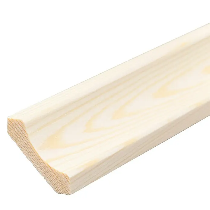 Hohlkehlleiste - 240 x 2,9 x 2,9 cm, Kiefer - Nahaufnahme einer hellen Holzleiste mit profilierter Kante vor schwarzem Hintergrund. Ideal für Heimwerkerprojekte und Innenausbau.