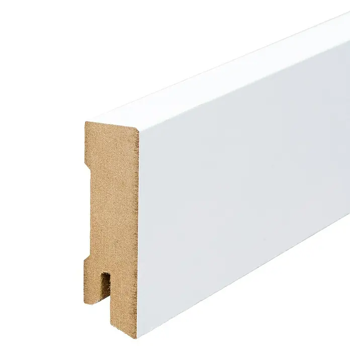 Sockelleiste - 244 x 1,8 x 6 cm, MDF - Nahaufnahme einer weißen Sockelleiste aus Holz mit einem Profil für eine saubere Wandverbindung und eine ansprechende Optik.
