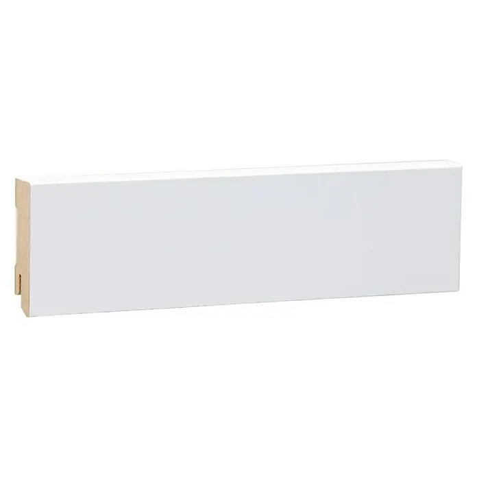 Sockelleiste244 x 1,8 x 6 cm, MDF - Ein einzelnes, weißes Sockelleistenprofil für den Innenausbau, ideal für saubere Wandabschlüsse und stilvolle Raumgestaltung.