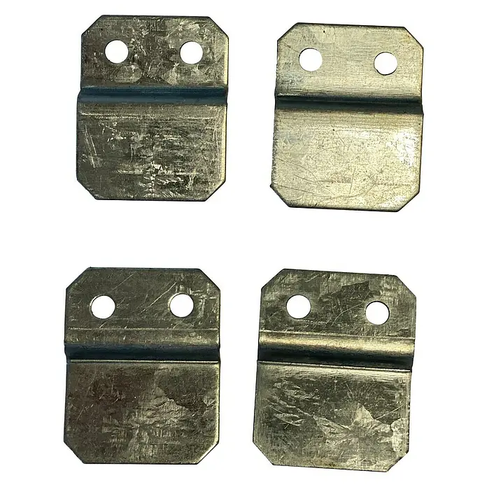 Gabiona VerbindungselementGeeignet für: Gabionen - Vier silberne Metallhalterungen mit abgerundeten Ecken und zwei Löchern zur Befestigung. Ideal für industrielle Anwendungen.