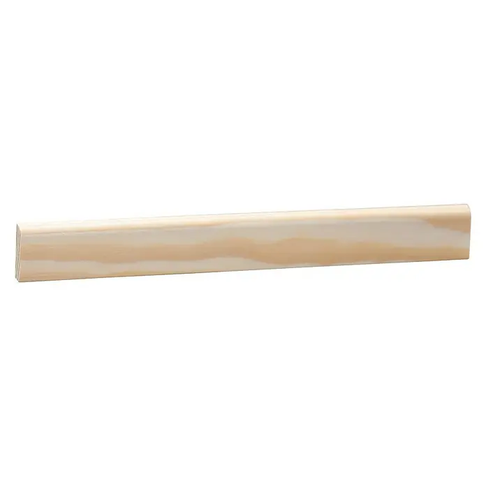 Sockelleiste - 240 x 0,6 x 2,3 cm, Kiefer, Unbehandelt - Ein Detailaufnahme einer unbehandelten, hellen Holzfußleiste, ideal für DIY-Projekte und zur individuellen Gestaltung von Wohnräumen.