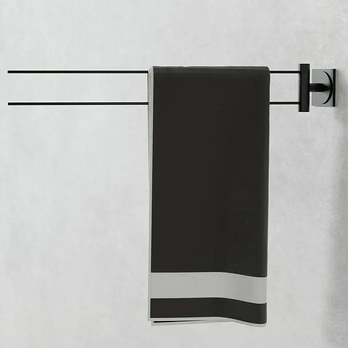 Camargue Cannes Handtuchhalter - 2-armig, Schwarz, Matt - Ein schwarzes Handtuch mit weißem Streifen hängt an einem modernen, schwarzen Handtuchhalter.