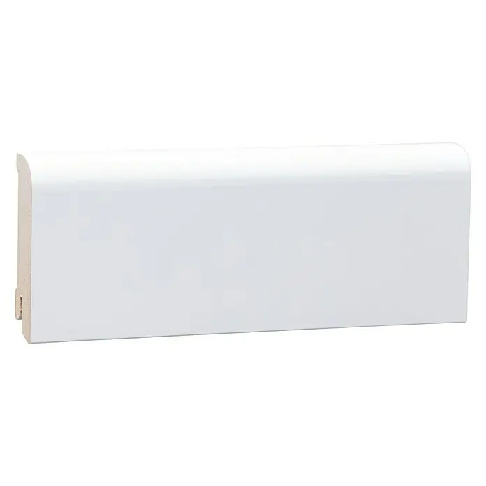 Sockelleiste - 244 x 1,8 x 7,6 cm, MDF, Beschichtet - Nahaufnahme einer weißen Sockelleiste mit abgerundeter Oberkante vor schwarzem Hintergrund.
