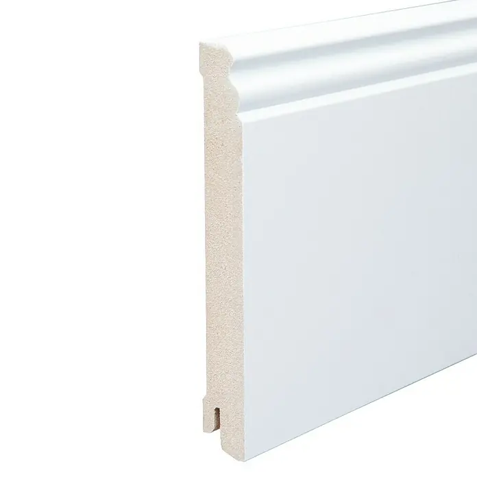 Sockelleiste - 244 x 1,8 x 14,5 cm, MDF, Beschichtet, Profiliert - Detailaufnahme einer weißen Sockelleiste mit profilierter Oberfläche, ideal für stilvolle Raumgestaltung und Wandabschluss.