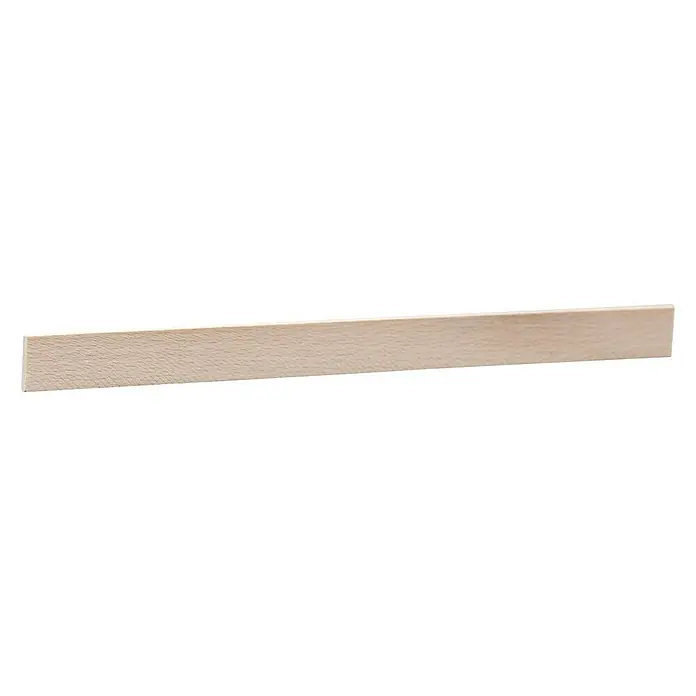 Rechteckleiste - 100 cm x 16 mm x 3 mm, Buche - Nahaufnahme eines hellbraunen Holzleiste, die sich horizontal über einen schwarzen Hintergrund erstreckt. Holzleiste für Bastel- oder Bauprojekte.