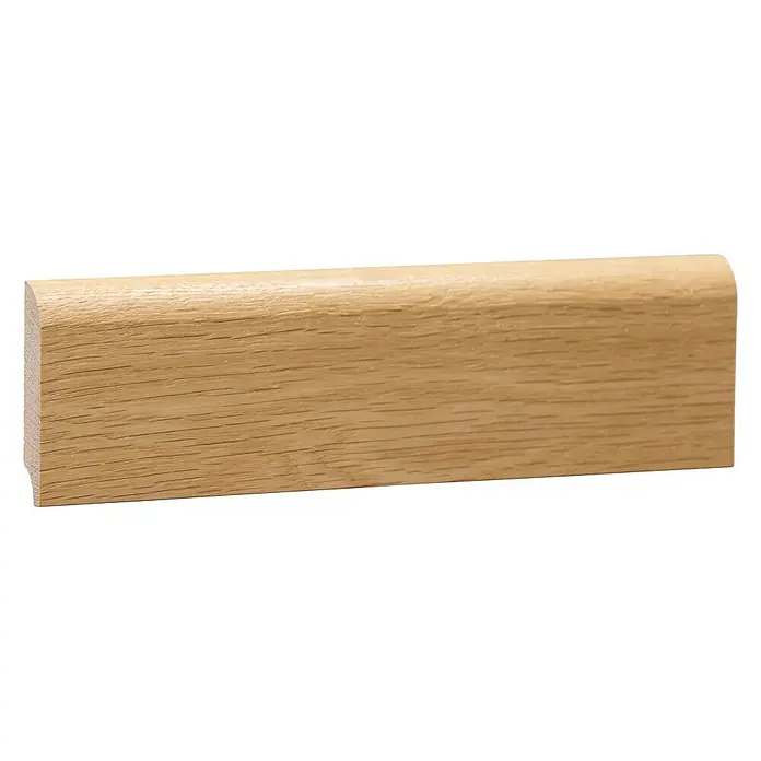 Sockelleiste - 240 x 1,3 x 6 cm, Eiche - Nahaufnahme einer hölzernen Viertelstab-Fußleiste, ideal für Boden- und Wandabschlüsse, mit abgerundeter Kante für eine elegante Optik.