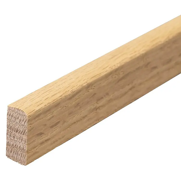 Sockelleiste - 242 x 0,9 x 2,3 cm, Eiche - Das Bild zeigt eine Holzleiste mit abgerundeten Kanten vor einem schwarzen Hintergrund. Die Leiste hat eine deutliche Holzmaserung.