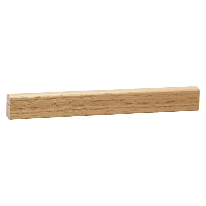 Sockelleiste - 242 x 0,9 x 2,3 cm, Eiche - Ein rechteckiges Holzstück mit abgerundeter Kante, ideal für Bastelarbeiten oder zur Verwendung als Leiste, präsentiert sich auf schwarzem Hintergrund.
