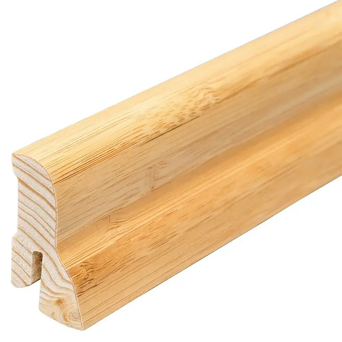 Sockelleiste - 240 x 2,2 x 4 cm, Bambus dunkel - Detailaufnahme eines Holzprofils mit Nut und Feder, ideal für Bodenbeläge oder Wandverkleidungen. Die natürliche Holzmaserung ist gut sichtbar.