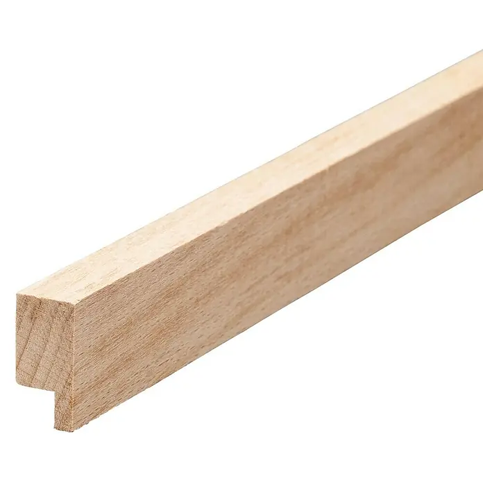Falzleiste - 100 cm x 20 mm x 10 mm, Buche - Nahaufnahme einer hellen Holzleiste mit einer Nut auf einem schwarzen Hintergrund, ideal für DIY-Projekte und Bilderrahmen.