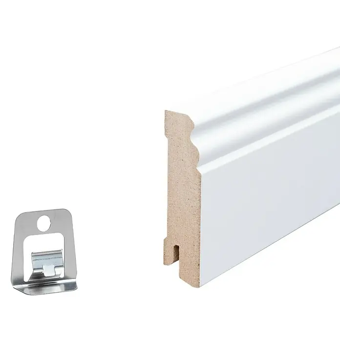 Sockelleiste - 244 x 1,8 x 5,8 cm, MDF, Beschichtet, Profiliert - Ein weiß lackierter Sockel und eine Metallhalterung. Die Sockelleiste ist detailliert geformt und modern.