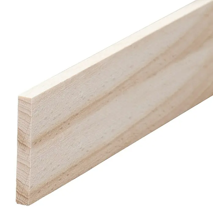 Rechteckleiste - 100 cm x 40 mm x 5 mm, Buche - Nahaufnahme eines hellen, unbehandelten Holzleiste mit sichtbarer Maserung und sauber geschnittenen Kanten auf schwarzem Hintergrund.
