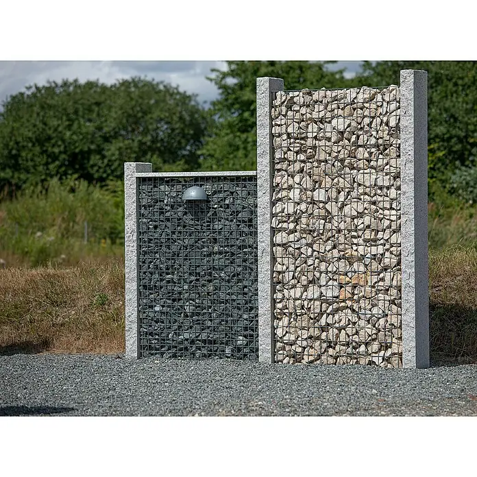 Gabiona Gabione102 x 22 x 180 cm, Metall, Maschenbreite: 50 mm, Maschenhöhe: 100 mm - Gabionenwand mit schwarzen und weißen Steinen, die eine stilvolle und moderne Gartengestaltung ermöglicht. Das Design bietet Sichtschutz und Akzent zugleich.