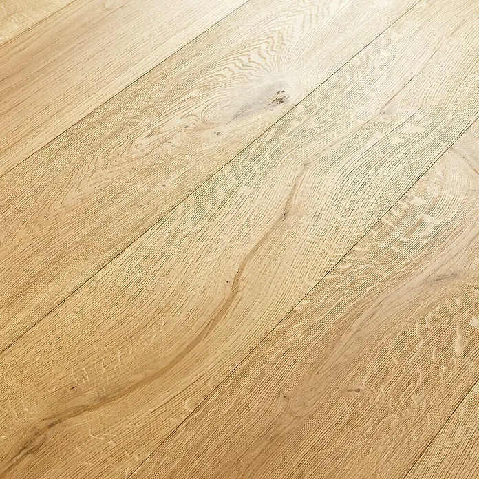 Parkett - Eiche Laura, Landhausdiele, 2.200 x 240 x 15 mm - Nahaufnahme des hellen, geölten Eichenparkettbodens, der die natürliche Maserung und Farbe des Holzes hervorhebt.