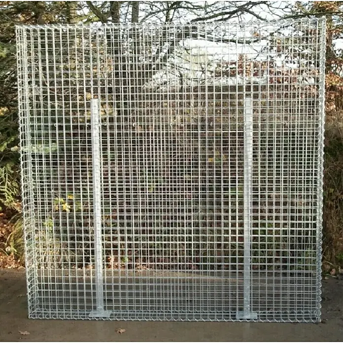 Gabiona Pfostenträger - 4 x 4 x 15 cm, Metall - Das Bild zeigt einen robusten Gabionenzaun mit Drahtgitterstruktur und stabilen Stützpfosten, ideal für Garten- und Landschaftsbau.