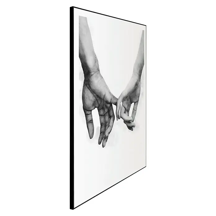 Reinders Bild Slim Frame Black - Pinkies, B x H: 50 x 70 cm - Nahaufnahme des gerahmten Drucks mit einem Schwarz-Weiß-Bild, das zwei Hände zeigt, die sich an den kleinen Fingern halten.