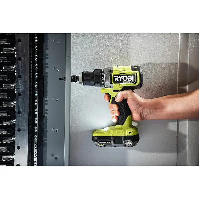 Ryobi ONE+HP Taladro atornillador de batería RDD18X - 18 V, Sin batería, 95 Nm - Primer plano de un taladro inalámbrico RYOBI ONE+ HP que se utiliza para atornillar en una superficie metálica. El taladro es verde y negro, y lo sujeta una mano.