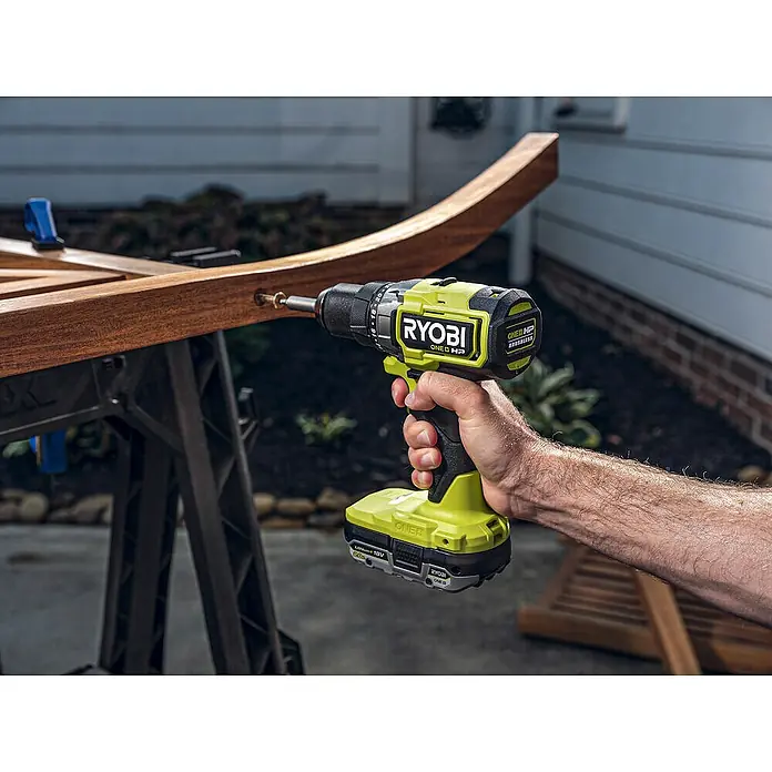 Ryobi ONE+HP Taladro atornillador de batería RDD18X - 18 V, Sin batería, 95 Nm - Primer plano de un taladro inalámbrico Ryobi ONE+ HP en acción, utilizado para carpintería. Ideal para proyectos de bricolaje.