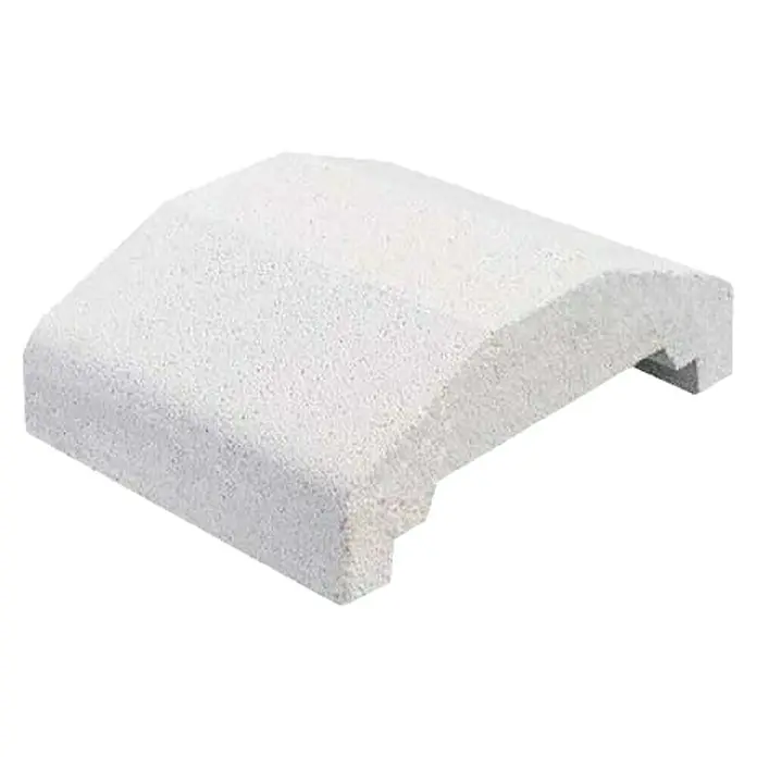 BHS Madrid Cubremuros Albardilla - 20 cm x 25 cm x 8 mm, Blanco, Hormigón - Primer plano de un bordillo blanco. El bordillo es rugoso y tiene un borde redondeado, perfecto para caminos de jardín.