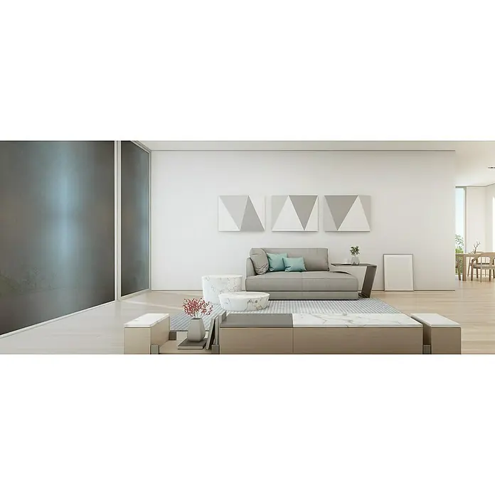 Lámina para ventana Zarame - 92 cm x 1,5 m, Gris - Luminoso salón con sofá gris, obras de arte geométricas y toques de mármol, mostrando una estética moderna y minimalista.