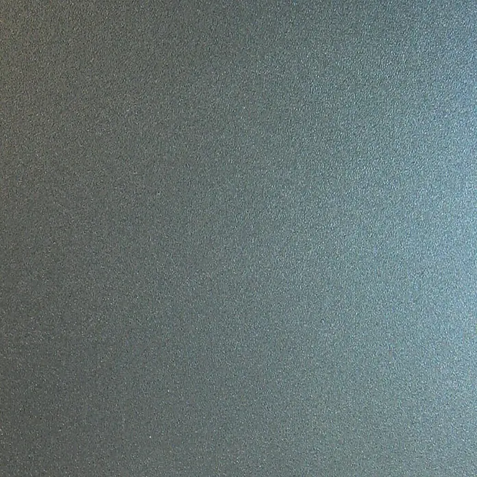 Lámina para ventana Zarame - 92 cm x 1,5 m, Gris - Primer plano de una superficie gris mate que muestra una textura sutil y un juego de luz suave en su superficie.