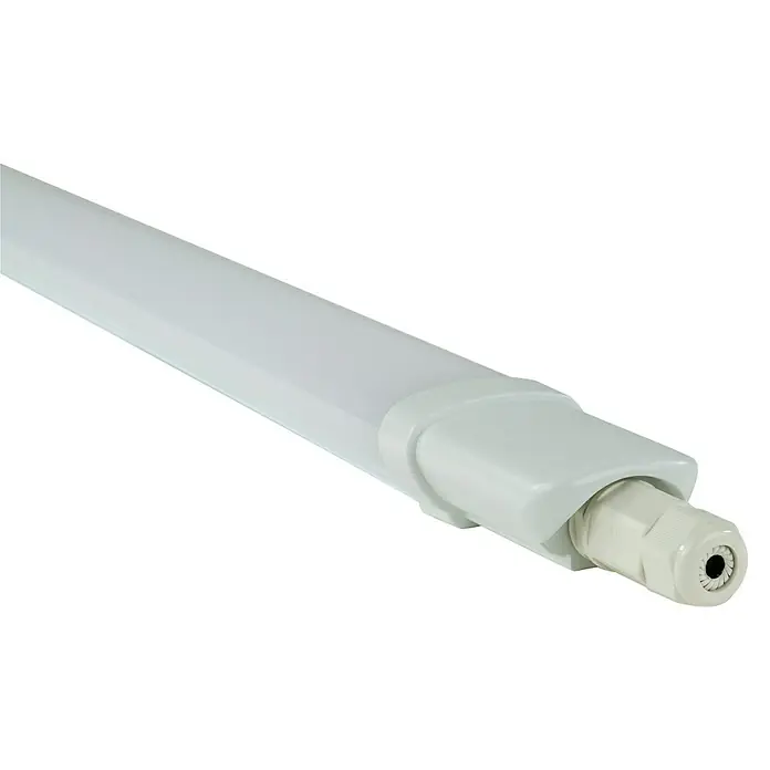 Ritter Leuchten LED-Feuchtraumlichtleiste Super Slim - L x B x H: 125 x 5,3 x 3,5 cm, Lichtfarbe: Neutralweiß, 18 W, IP65 - Nahaufnahme einer weißen LED-Leuchtstoffröhre mit einer Endkappe und einem Anschlussstück vor einem schwarzen Hintergrund.