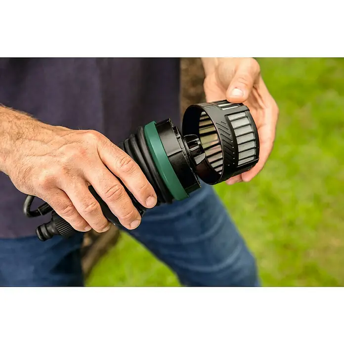 Bosch Power for All 18V Ersatzfilter - Passend für: Bosch Akku-Regenwasserpumpe GardenPump 18 - Der Benutzer entfernt den Filter von einem Bewässerungsprodukt.