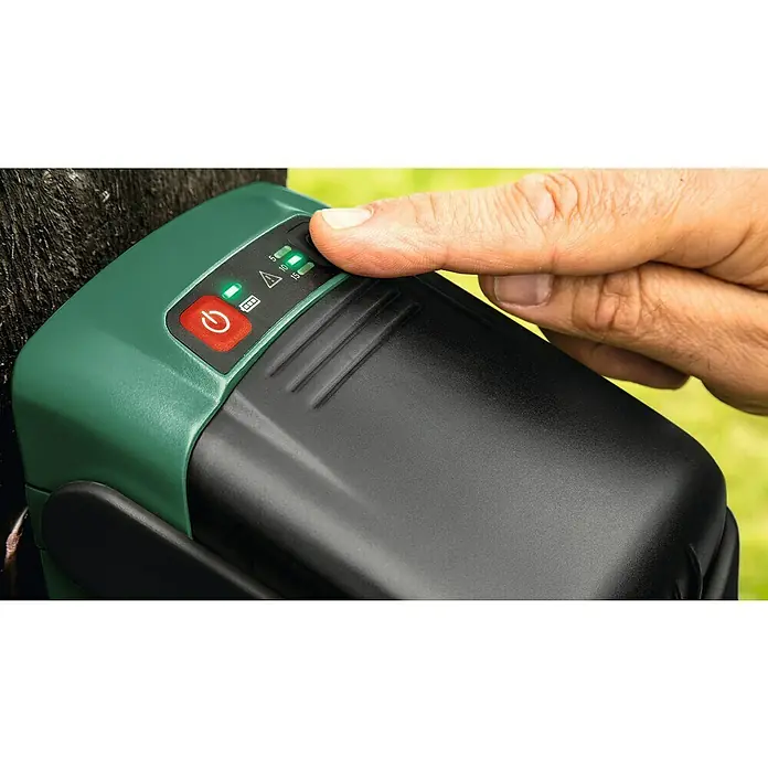 Bosch Power for All 18V Akku-Regenfasspumpe GardenPump 18V-2000 - 18 V, Ohne Akku, Max. Fördermenge: 2.000 l/h - Nahaufnahme einer Hand, die einen Knopf an einem Bosch-Elektrowerkzeug mit grünem und schwarzem Design drückt, um den Akkustand zu überprüfen.