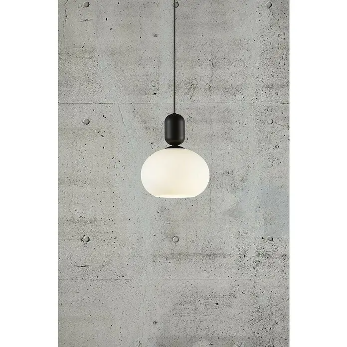 Nordlux Notti Lámpara colgante redonda - 40 W, Ø x Al: 20 x 23,8 cm, Negro, E27 - Elegante lámpara colgante con una cubierta de cristal esférica mate y una suspensión negra, que añade un toque moderno a cualquier interior.