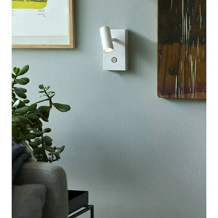 Nordlux Omari Aplique de pared LED - 3,3 W, L x An x Al: 7 x 12 x 12 cm, Blanco - Una lámpara de pared LED blanca moderna con foco ajustable e interruptor, que ofrece una solución de iluminación elegante.
