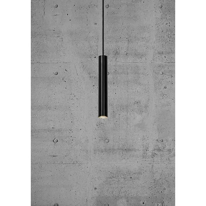 Nordlux Omari Lámpara colgante LED redonda - 3,3 W, Ø x Al: 3 x 20 cm, Negro - Lámpara de tubo negro colgada en una pared gris. La lámpara es simple, pero elegante.